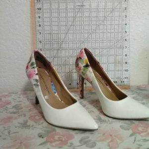 White and flowers high heels,